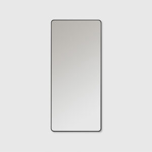 Rektangulär spegel med en tunn svart ram mot en grå bakgrund.