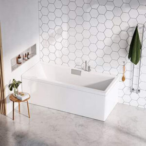 Ett badrum som visar ett vitt rektangulärt badkar, en träpall med en grön växt på. Väggkaklet har ett konvext mönster.