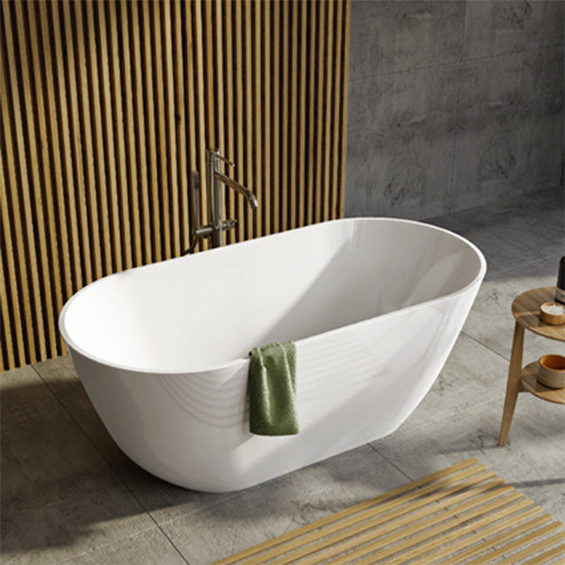 En badrumsmiljö som visar ett vitt fristående badkar centrerat i rummet. Bakom badkaret syns en vägg med ribbade träplank.